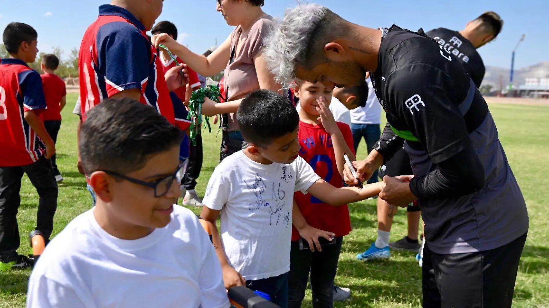 Brambila autografia a niño